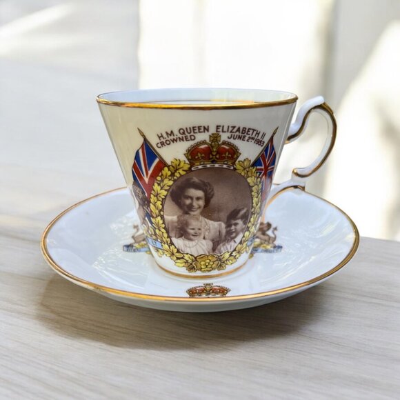 Queen Elizabeth II Coronation Commemorative Salisbury China Cup & Saucer With Go - Picture 7 of 9